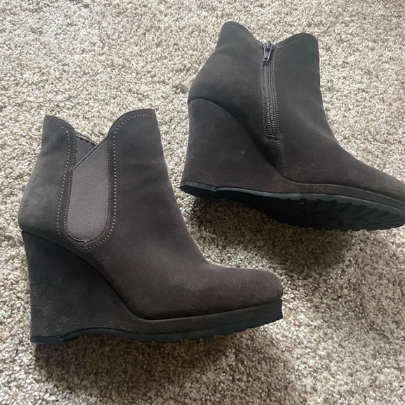 Grey suede ankle boots. Euc - Picture 2 of 2